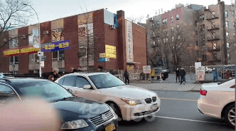 4名华人因争抢车位当街持棍互殴，开车撞人，华人商铺无辜躺枪！网友：如同拍电影（视频/组图） - 5