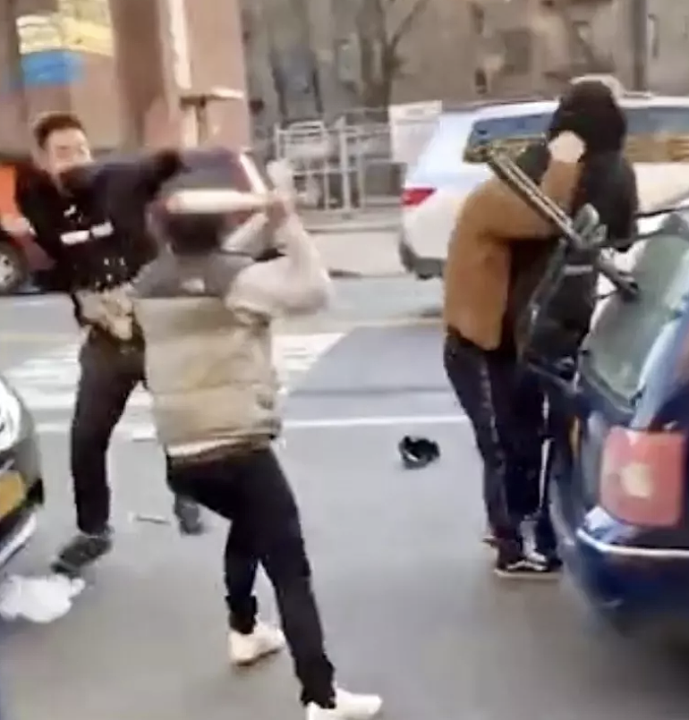 4名华人因争抢车位当街持棍互殴，开车撞人，华人商铺无辜躺枪！网友：如同拍电影（视频/组图） - 2