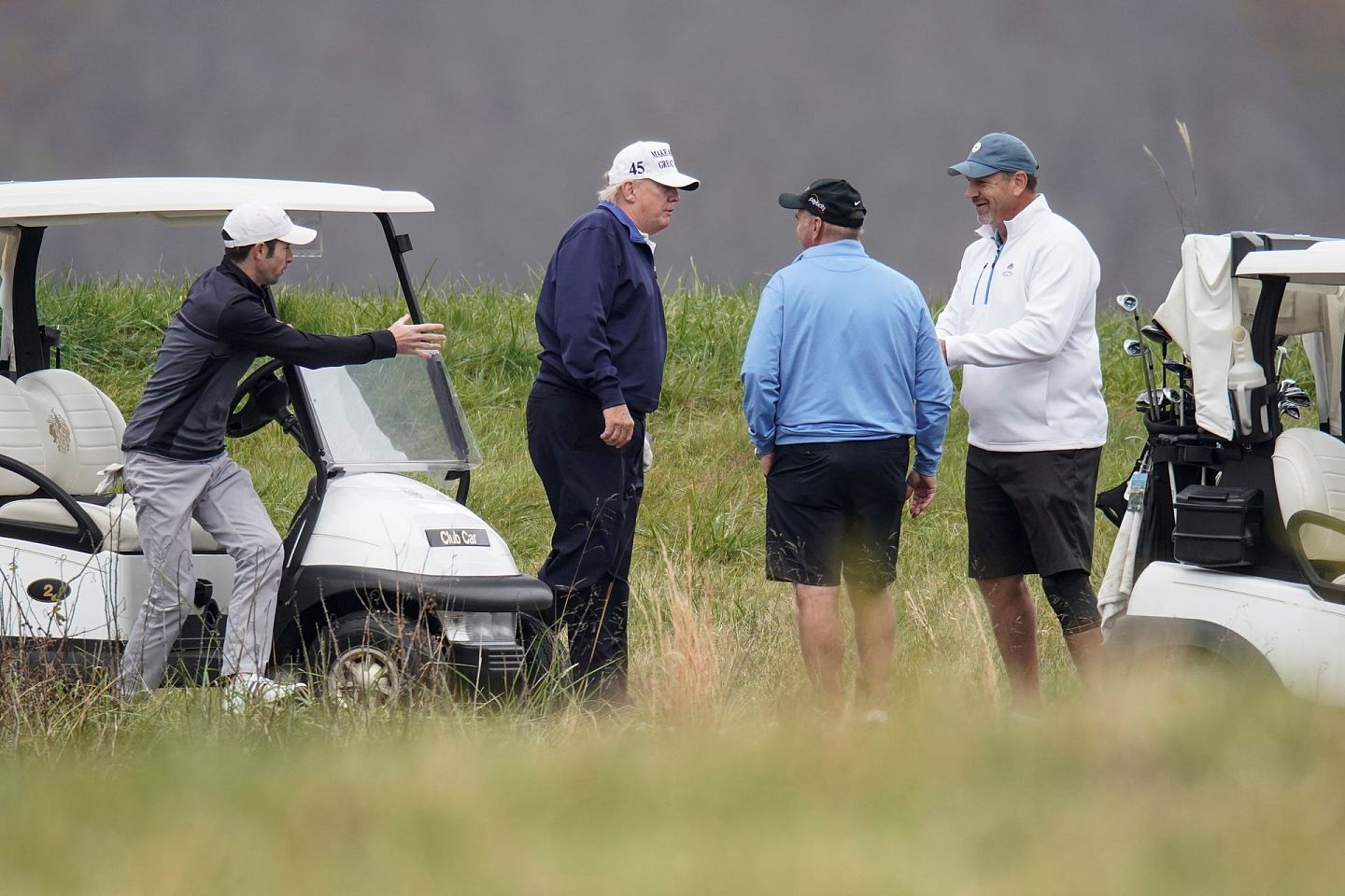 画面显示，特朗普抵达弗吉尼亚州一个高尔夫俱乐部。（Reuters）