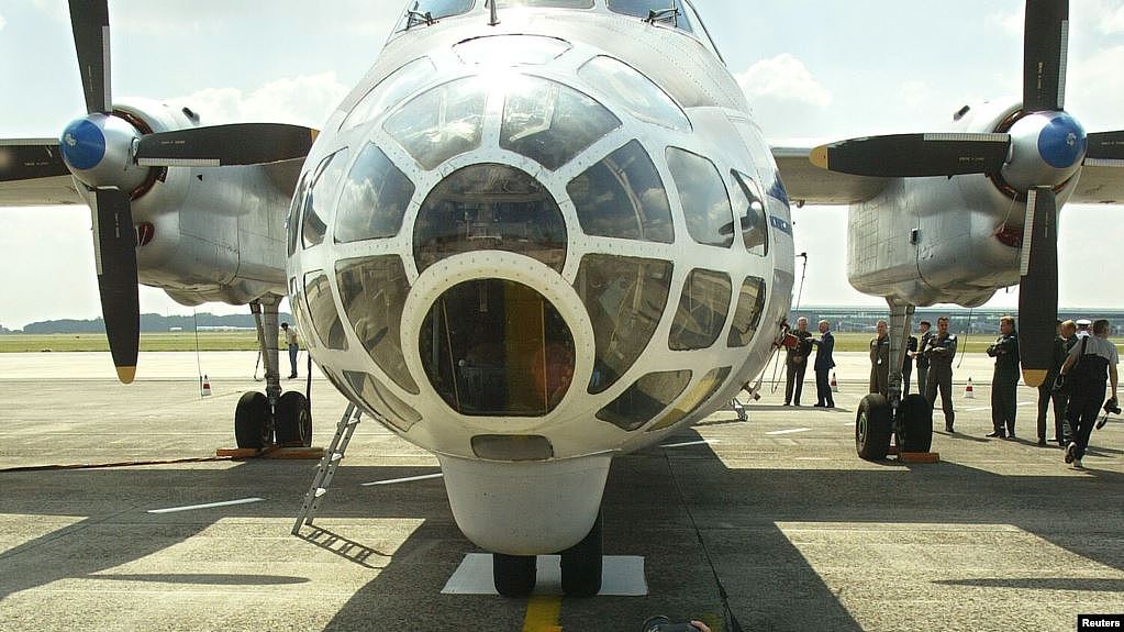 根据开放天空条约，俄罗斯一架安东诺夫AN-30B飞机停在比利时Melsbroek的空军机场停机坪上。档案图片：2002年8月13日

