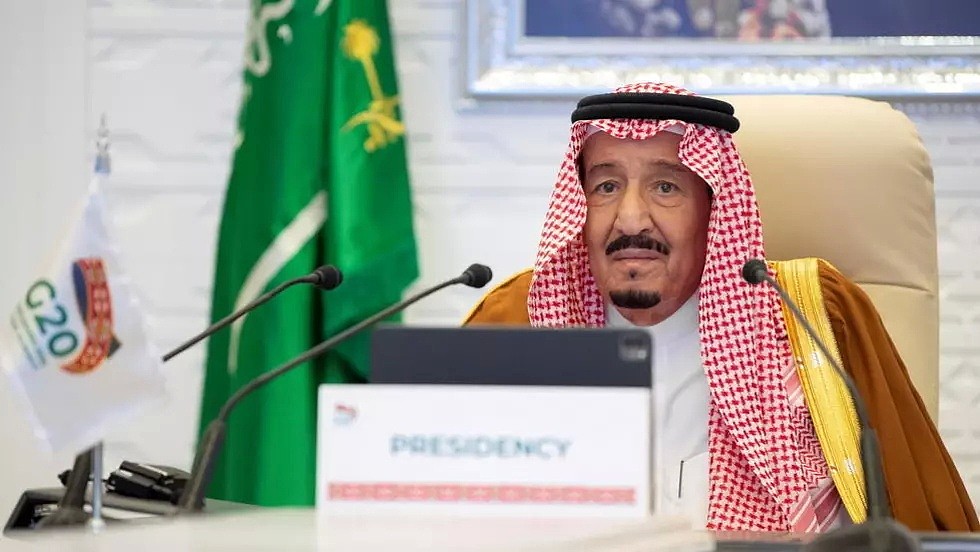 Le roi Salman prononce un discours virtuel lors de la séance d'ouverture du 15e sommet annuel des dirigeants du G20 à Riyad, le samedi 21 novembre