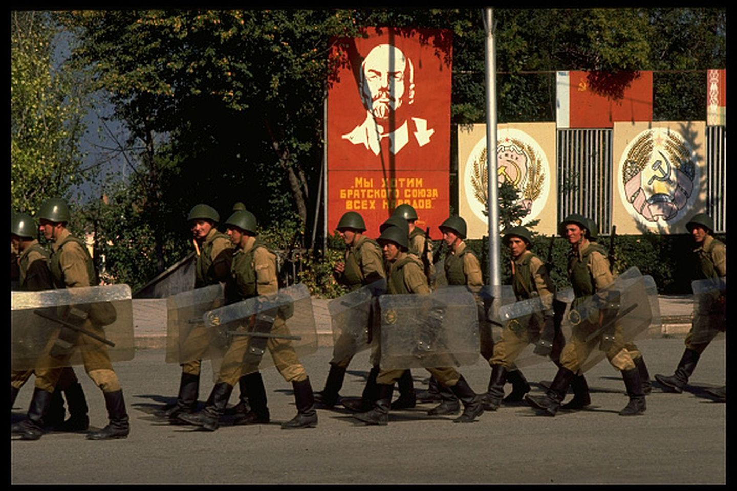 1990年，参与纳卡维和行动的苏联部队。亚阿两国围绕纳卡地区的争端自1988年浮出水面，但在苏联解体之前尚能维持在可控范围之内。虽然地缘环境也大为不同，但当前俄罗斯的维和行动仍然依稀可见当年苏联的影子。（Getty Images）