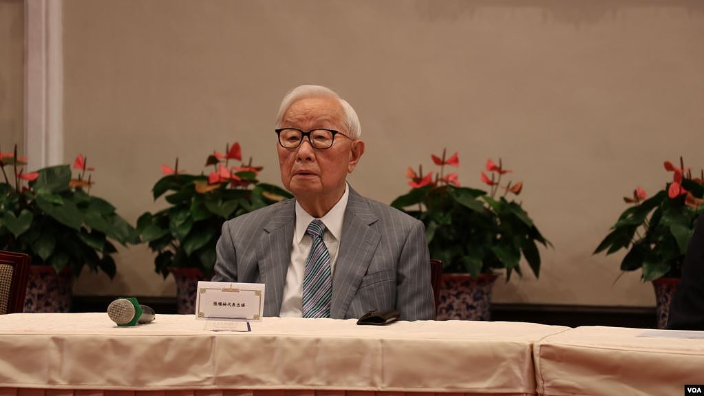 代表台湾参加今年APEC经济领袖会议的台积电创办人张忠谋于21日出席“APEC暨经济领袖会议会后记者会”。（美国之音李玟仪摄） 