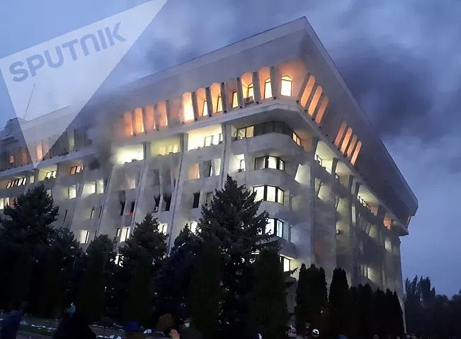 1人遇袭身亡，630名中国人昼夜撤离！焚烧国会大楼、立断头台…多国爆发大规模骚乱（视频/组图） - 36