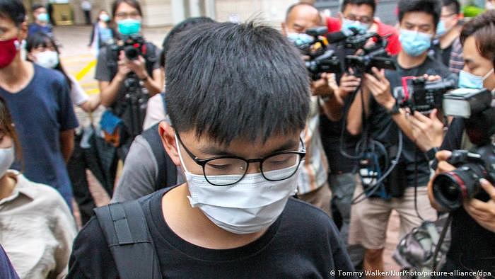 Hong Kong Joshua Wong verlässt das Gericht ARCHIV