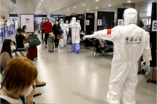 浦东机场共关联新冠确诊7例，连夜测核酸！一天10个航班熔断，回国更难了…（组图） - 2
