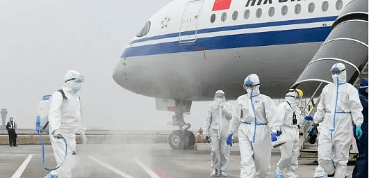浦东机场共关联新冠确诊7例，连夜测核酸！一天10个航班熔断，回国更难了…（组图） - 12