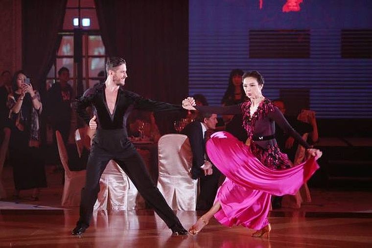 谢玲玲（右）去年来台参加慈善舞会，与男舞者展现精湛舞艺。 资料照片