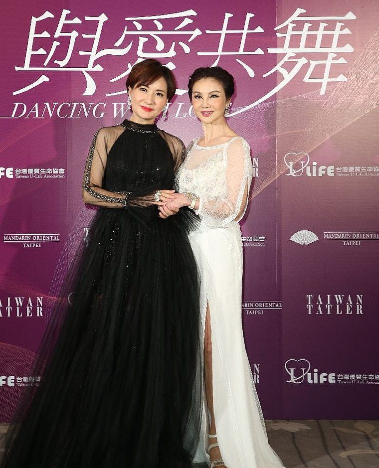谢玲玲（右）去年受方芳芳之邀出席「2019与爱共舞国标慈善晚会」。 资料照片