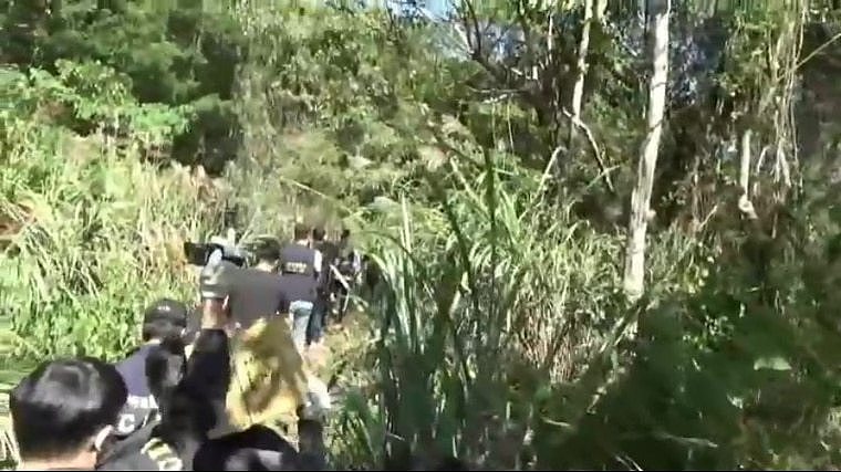 警方在苗栗铜锣山区挖出装有死者黄姓男子的塑胶桶。 警方提供