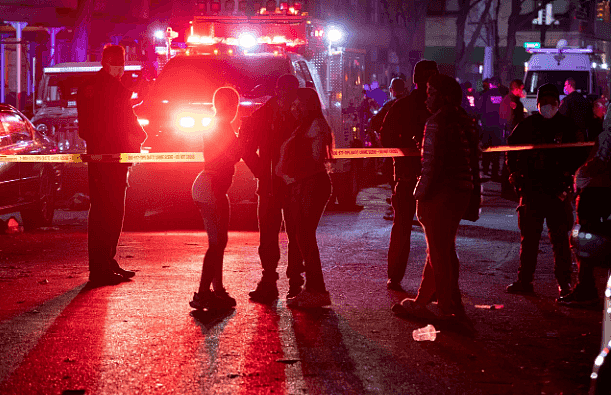 美国纽约一派对遭仇家开枪扫射，2女死，4伤！有人坐在街头长椅，两枪爆头致死...（组图） - 4