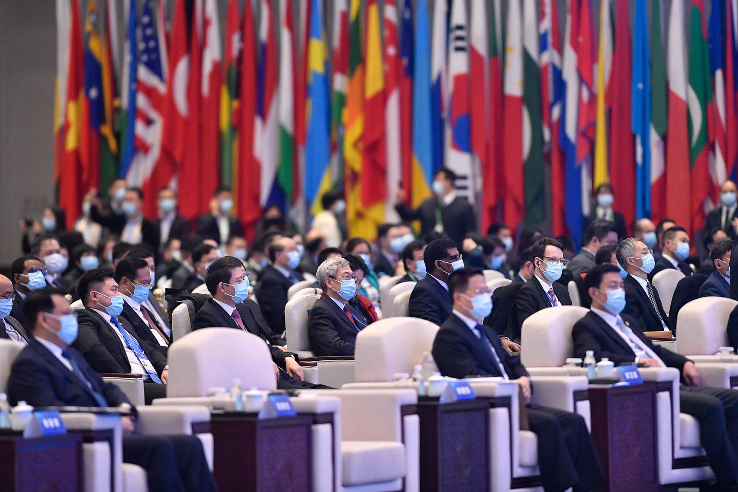 11月23日，世界互联网大会·互联网发展论坛在浙江乌镇开幕。图为与会嘉宾。（新华社）