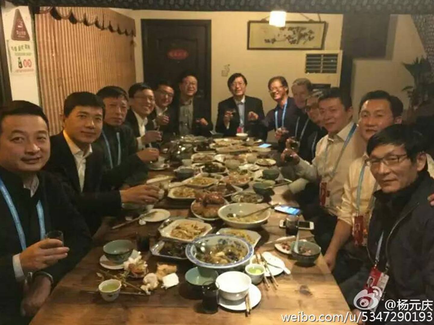 2015年第二届世界互联网大会中，互联网大佬们在乌镇小店聚餐的画面，当时这张照片被中国舆论称之为中国互联网行业的顶级饭局。（微博@杨元庆）