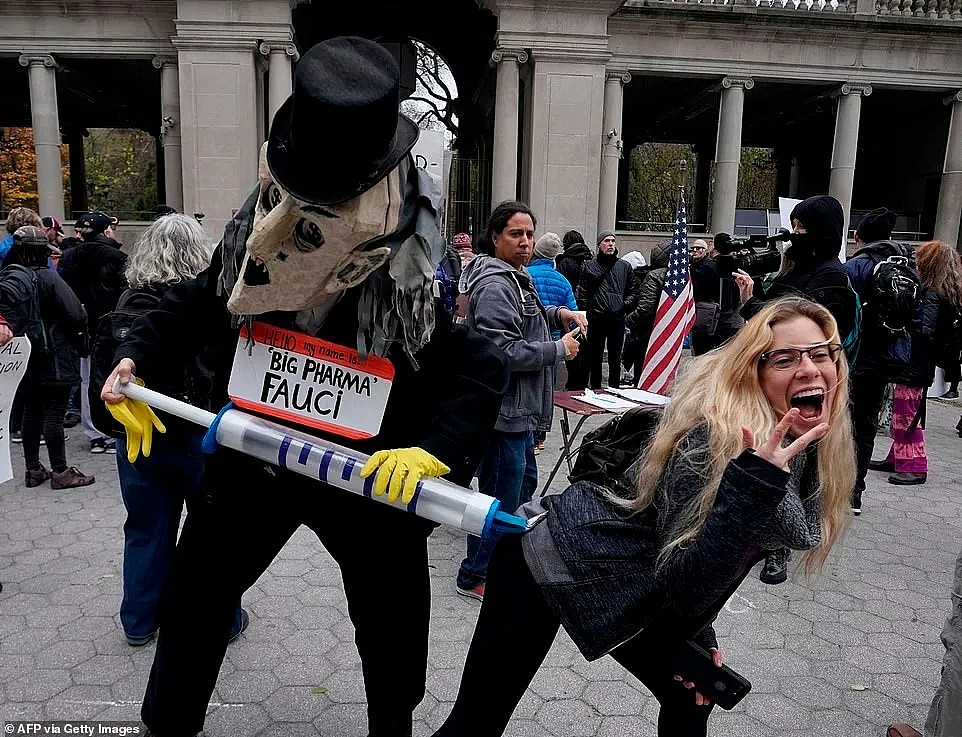 灾难！全美爆发抗议，当街焚烧口罩，美女撅屁股打”疫苗” 白宫大办Party（组图） - 2
