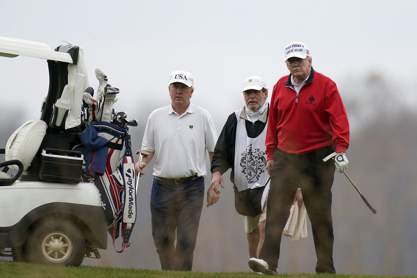 2020年11月21日星期六，美国总统唐纳德·特朗普在弗吉尼亚州斯特林的特朗普国家高尔夫俱乐部打球。（AP）