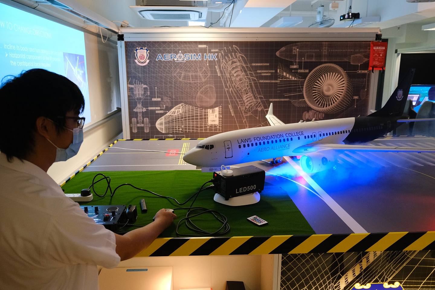 除了駕駛模擬器，實驗室亦設飛機模型，讓同學更容易了解機翼操作的物理原理。（廖雁雄攝）