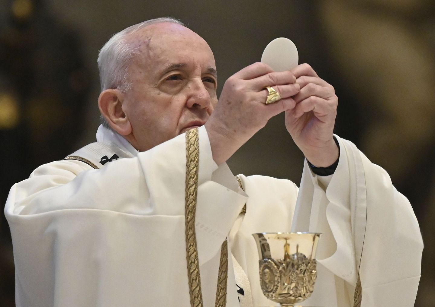 2020年4月12日，罗马教皇方济各在梵蒂冈圣彼得大教堂（St. Peter's Basilica）举行复活节弥撒。（AP）