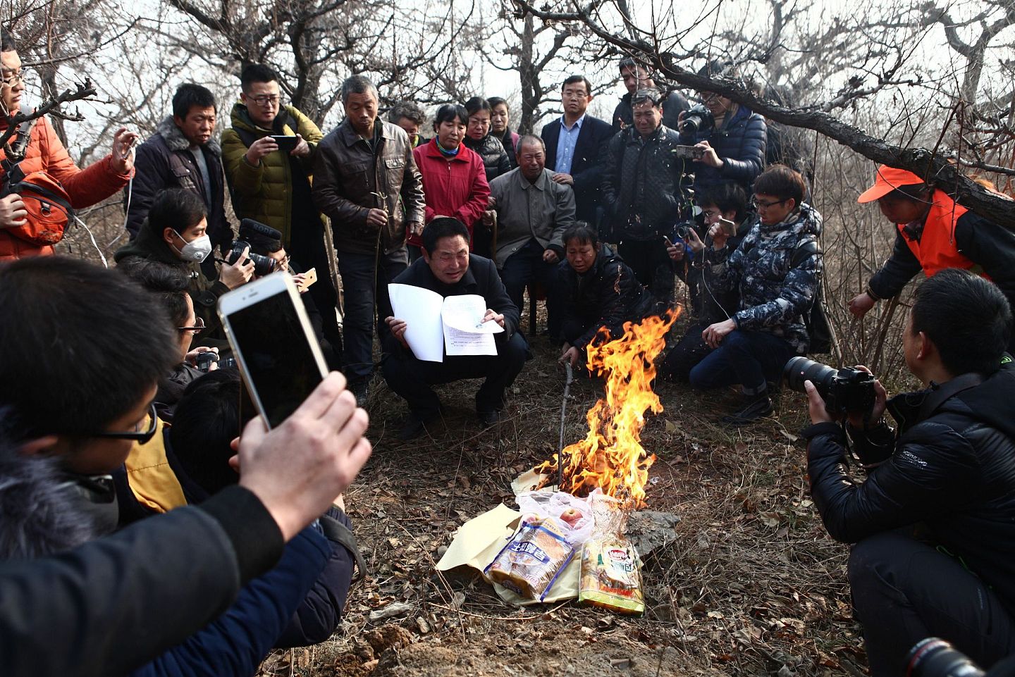 2016年12月3日，河北省石家庄市焚烧再审判决书告慰聂树斌。（视觉中国）