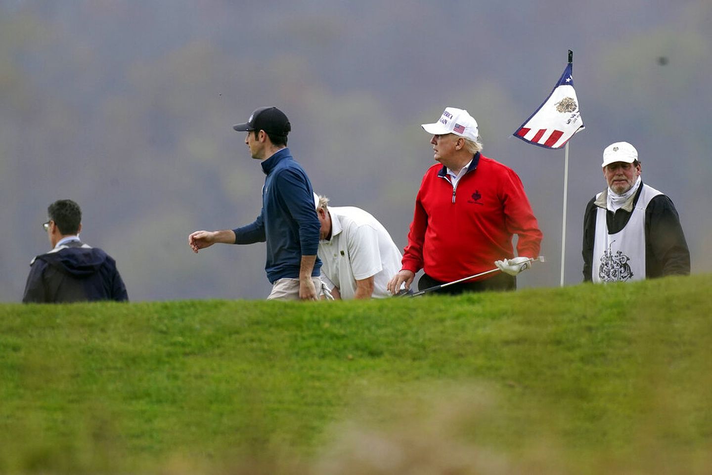 特朗普11月21日到自己名下位于弗吉尼亚州斯特林的高尔夫球场，和同行人一起打高尔夫球解闷。（AP）