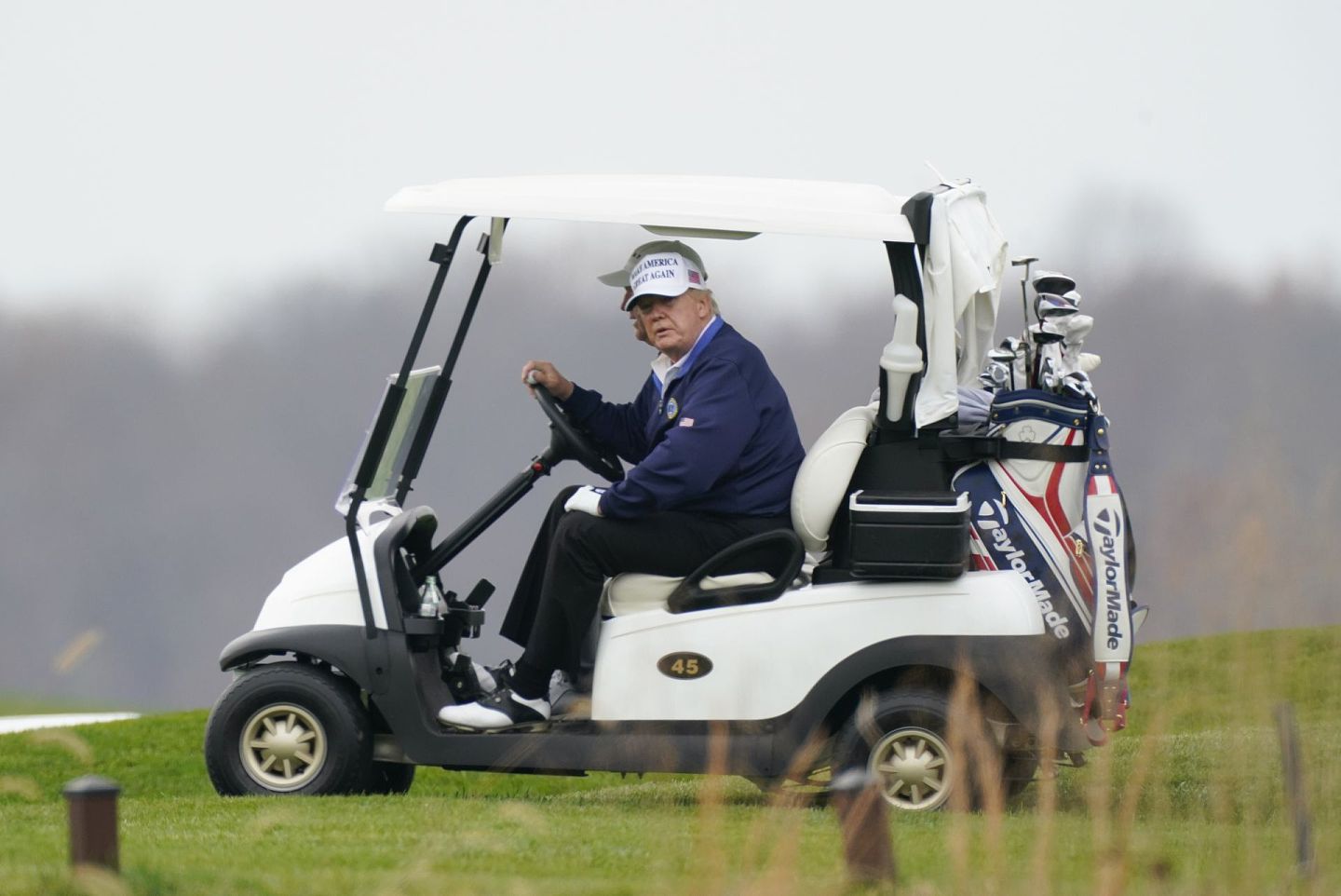 2020年11月21日，特朗普在弗吉尼亚州斯特林的特朗普国家高尔夫俱乐部驾驶高尔夫球车。（AP）