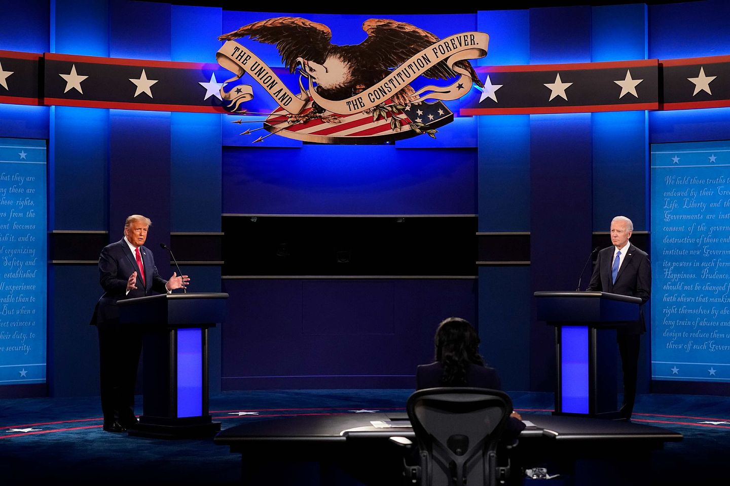 2020年10月22日，美国现任总统特朗普和其竞选对手拜登再度同台，进行大选前最后一场电视辩论。（AP）