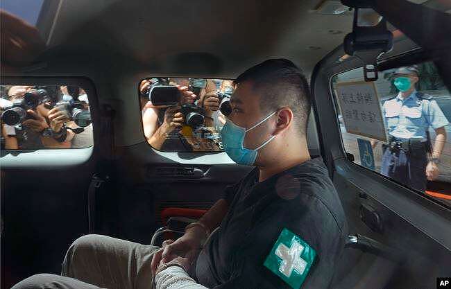 香港首位被控涉嫌违反国安法的男子唐英杰（Tong Ying-kit）坐着轮椅由警车押解至法院应讯。（2020年7月6日）