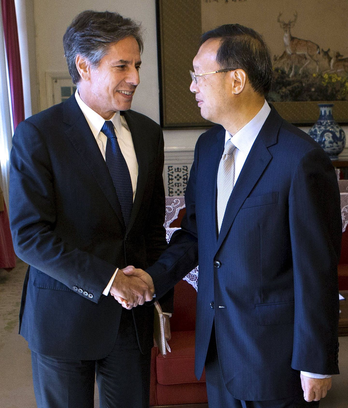 2015年10月8日，时任中国国务委员杨洁篪（右）会见布林肯。（Reuters）