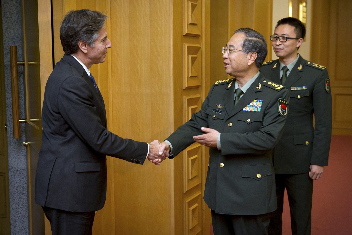 2015年10月8日，时任解放军总参谋长房峰辉在北京会见布林肯。（Reuters）