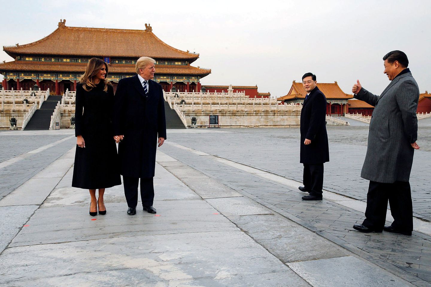 特朗普上台伊始，中美关系还处于高位。2017年11月8日，习近平夫妇和特朗普夫妇同游故宫。（Reuters）