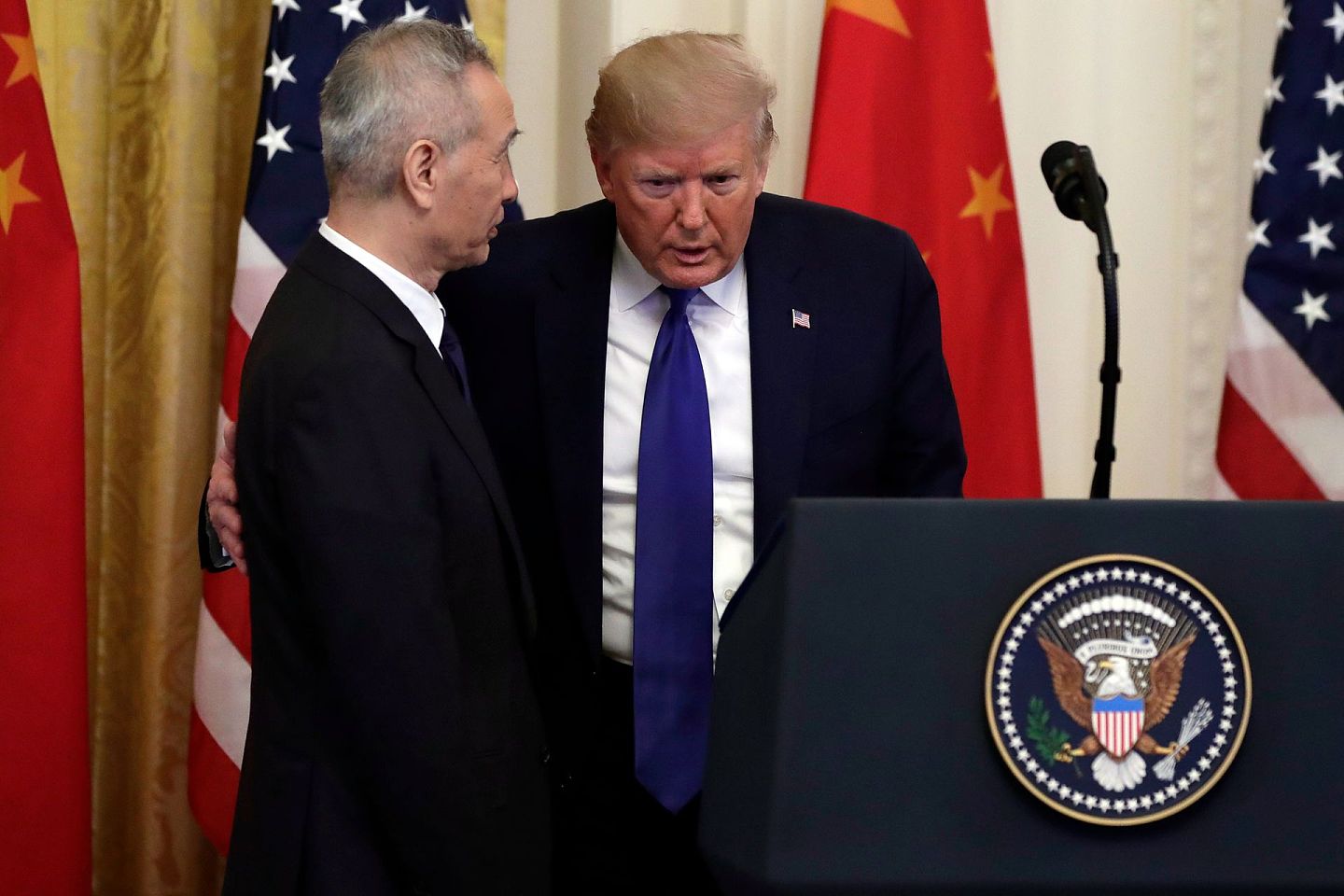 中美贸易战开打后，两国关系逐渐走低。图为2020年1月15日特朗普在白宫东厅与中国副总理刘鹤举行会谈。（AP）