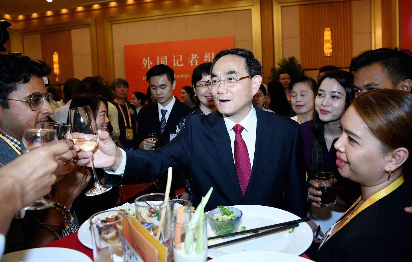 2019年 9月28日，庆祝新中国成立70周年活动新闻中心主任徐麟，在招待酒会上向前来采访报道庆祝活动的中外记者表示热烈欢迎。（新华社）