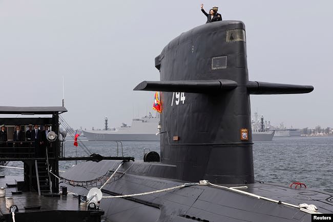 蔡英文2017年3月21日在高雄海军基地的一艘潜艇上挥手。