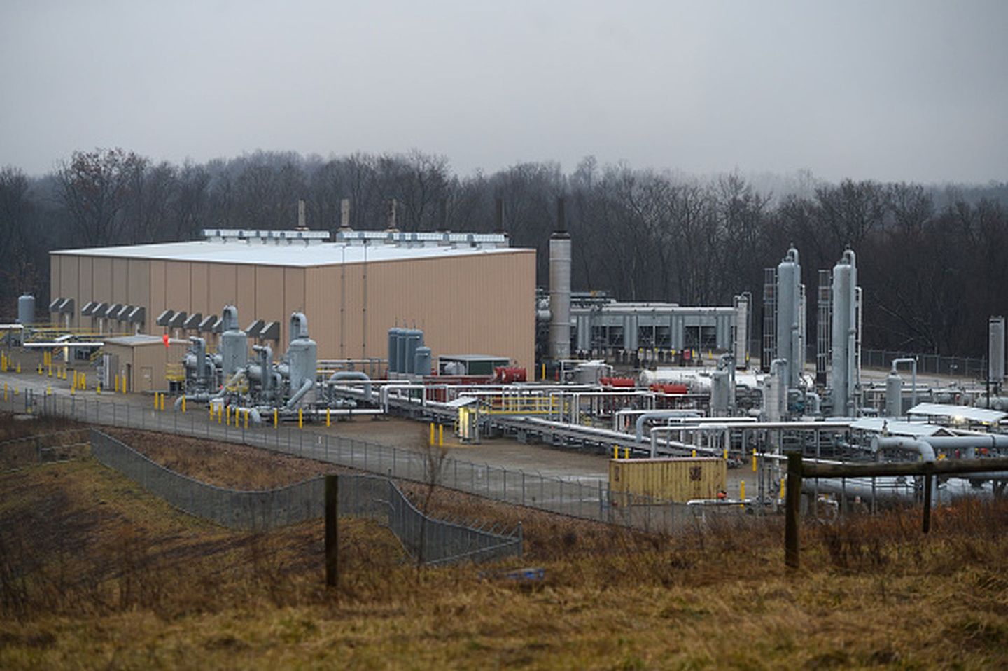 2020年2月，位于美国俄亥俄州加的斯市的一处MarkWest Energy压缩机站。许多铁锈地带的选民依靠石油和天然气的工作，他们对民主党的提议持谨慎态度，例如“绿色新政”。（Getty）