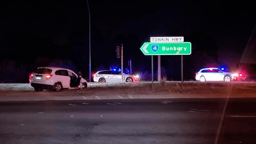 珀斯男子为躲避警察在Tonkin Highway上逆行，接连撞上2辆汽车，造成3人身受重伤 - 4