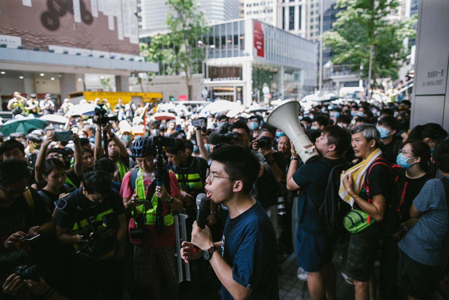 控方指黄之锋当日在示威现场有用扩音器高叫包围警总的口号。 (资料图片)