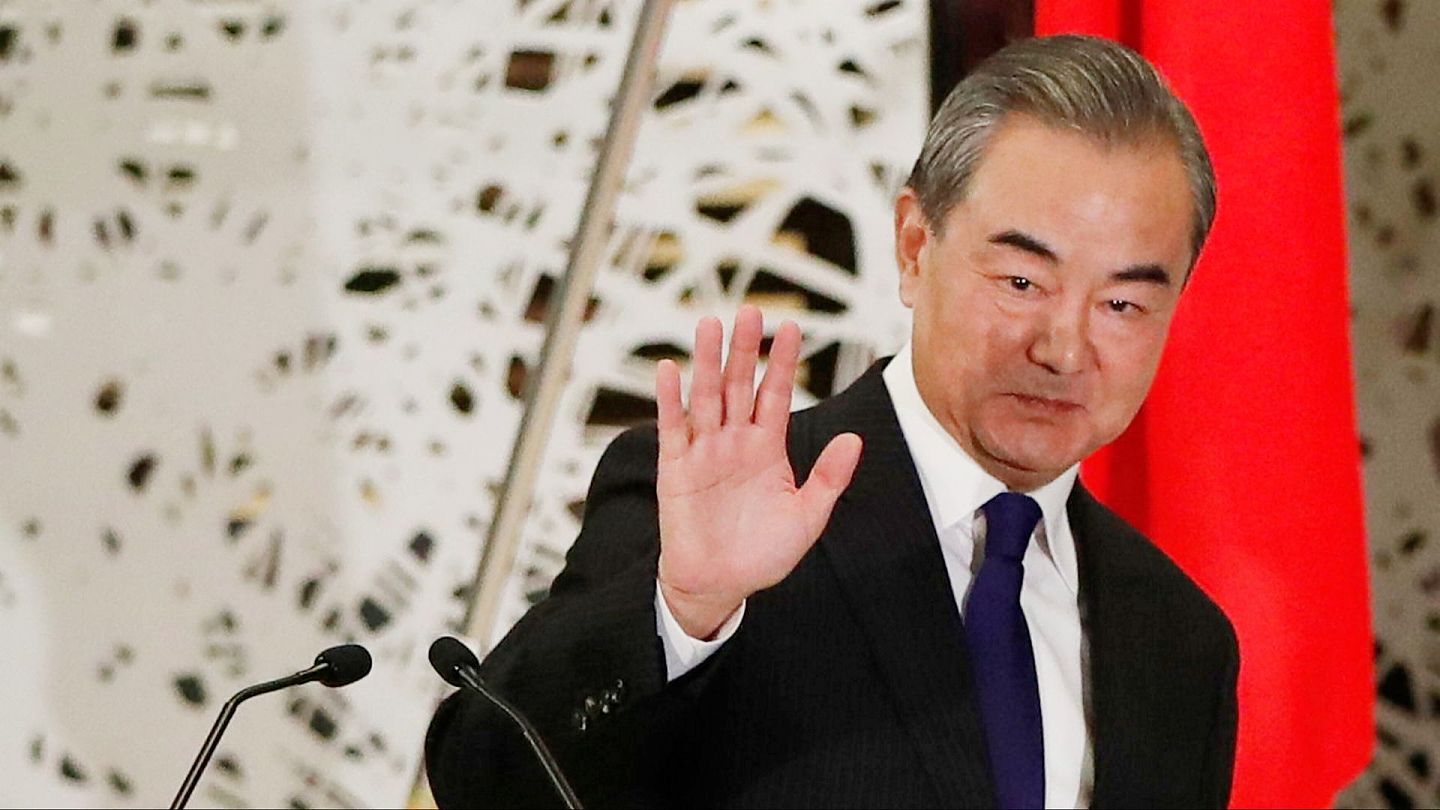 图为中国外长王毅11月24日与日本外相茂木敏充在东京出席联合记者会时，向在场人士挥手。（AP）