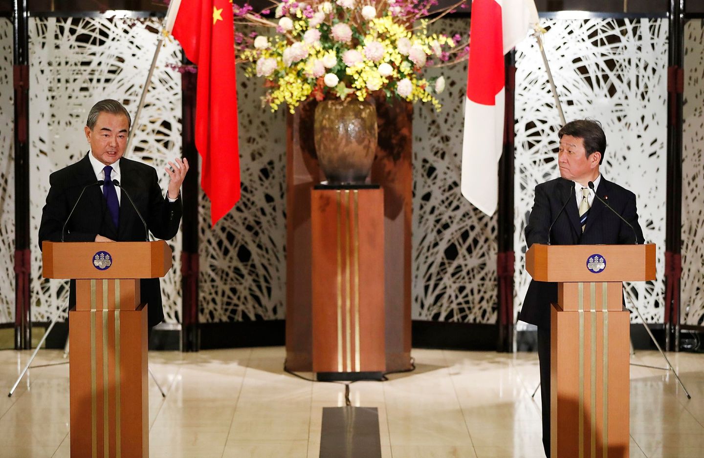 图为中国外长王毅（左）访日期间，11月24日日本外相茂木敏充在东京会面，两日出席联合记者会。（AP）