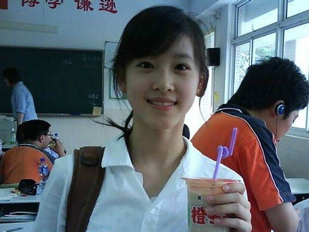 中学时期的章泽天，因手持奶茶的清纯形象走红网络，被称为奶茶妹妹（网上图片）