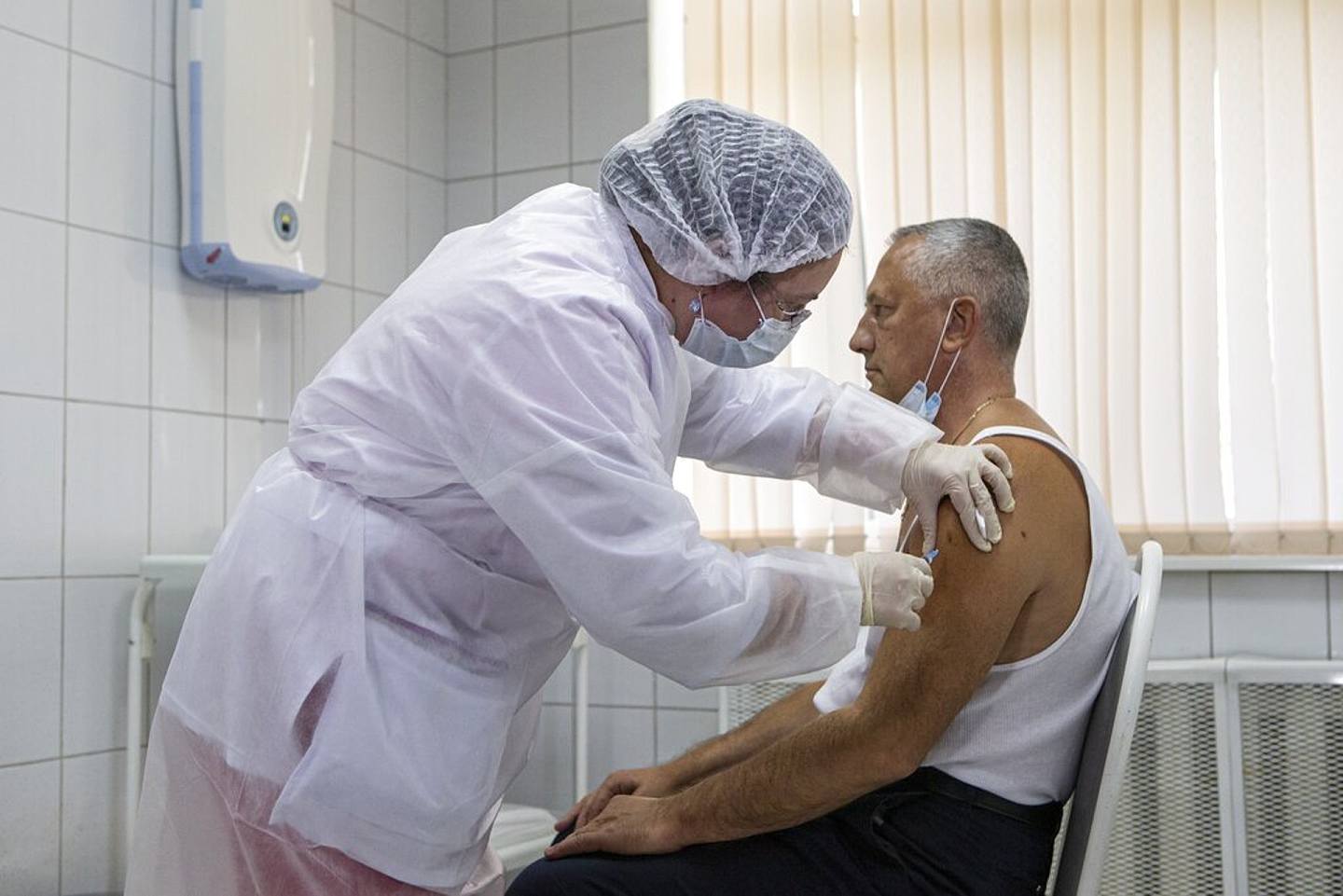 辉瑞新冠疫苗公布其高达九成的有效率后，俄罗斯疫苗Sputnik V在两日后也声称其有效率达92%。 俄罗斯在这场「疫苗竞赛」上，似乎很想问鼎首位。 （AP）