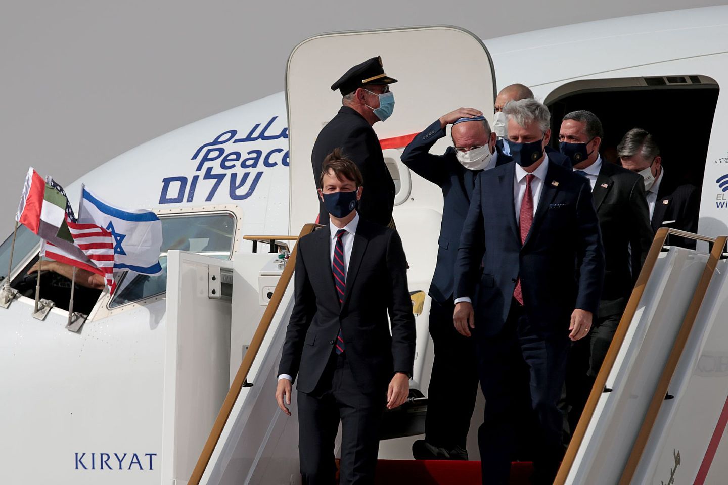 在沙以和解的传闻出现之前，以色列与其他阿拉伯国家的和解进程已在稳步推进之中。图为2020年8月31日，史上首个从以色列直飞阿联酋的商业航班正式通航，白宫高级顾问库什纳（Jared Kushner）和美国国家安全顾问奥布莱恩（Robert O'Brien）随以方代表团一同乘机。（Reuters）