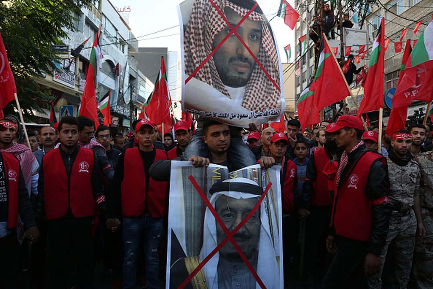 2017年12月9日，巴勒斯坦人民阵线支持者在加沙举行示威游行，抗议特朗普当局承认耶路撒冷为以色列首都的决定。抗议者们高举沙特老国王萨勒曼与王储本.萨勒曼的画像，对其迎合特朗普“荒唐决定”的“绥靖之举”表示强烈不满。（Getty Images）