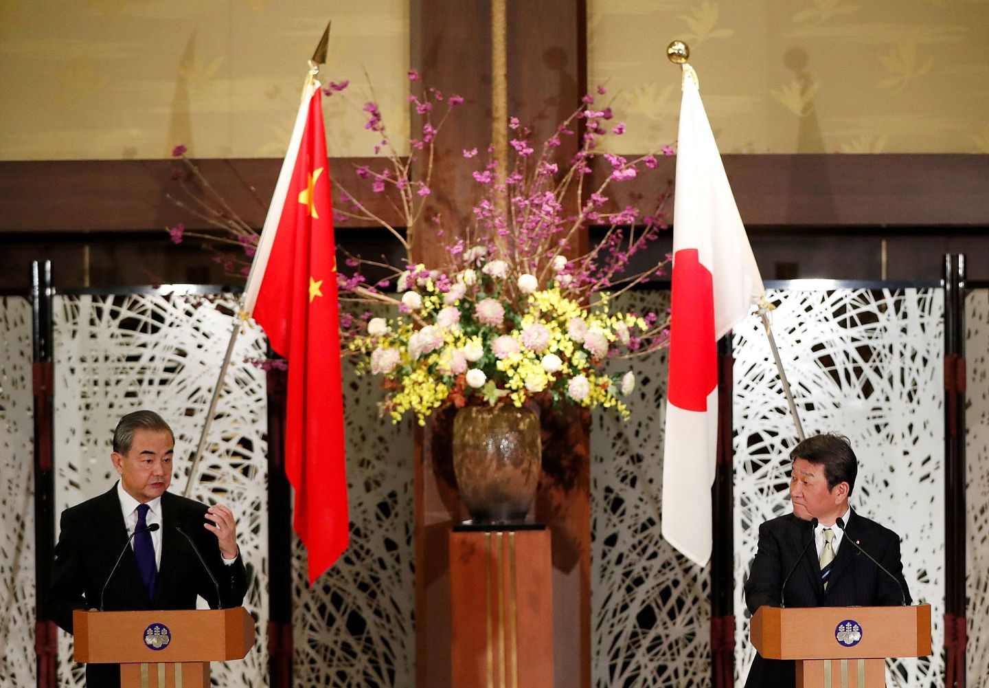 中国外长王毅11月24日下午抵达日本，与日本外相茂木敏充举行了双边会晤，并举行了联合记者会。（Reuters）