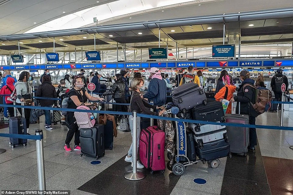 荒诞灾难！ 全美机场车站挤爆，每40秒死1人，80人的群聚性爱派对，医生栽倒在比基尼美女怀中（组图） - 4