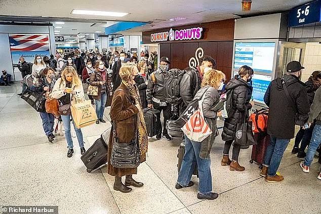 荒诞灾难！ 全美机场车站挤爆，每40秒死1人，80人的群聚性爱派对，医生栽倒在比基尼美女怀中（组图） - 14