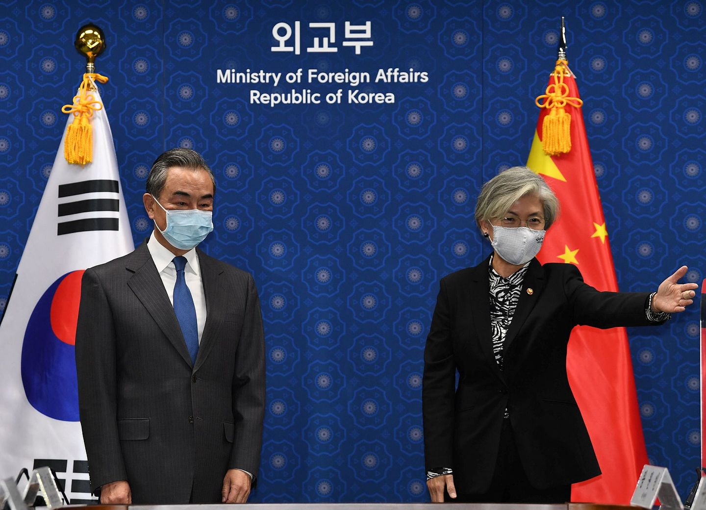 2020年11月26日，中国外交部长王毅（左）与韩国外交部长康京和举行会谈。（Reuters）
