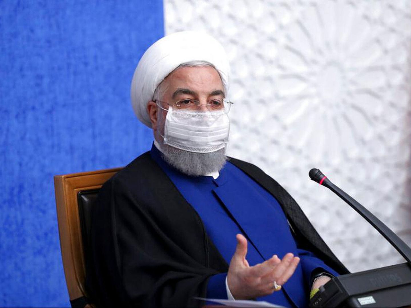 2020年11月8日，伊朗总统鲁哈尼（Hassan Rouhani）在德黑兰的一次会议上讲话，鲁哈尼呼吁拜登“弥补过去的错误”，让美国回到德黑兰2015年与世界大国达成的核协议。（AP）