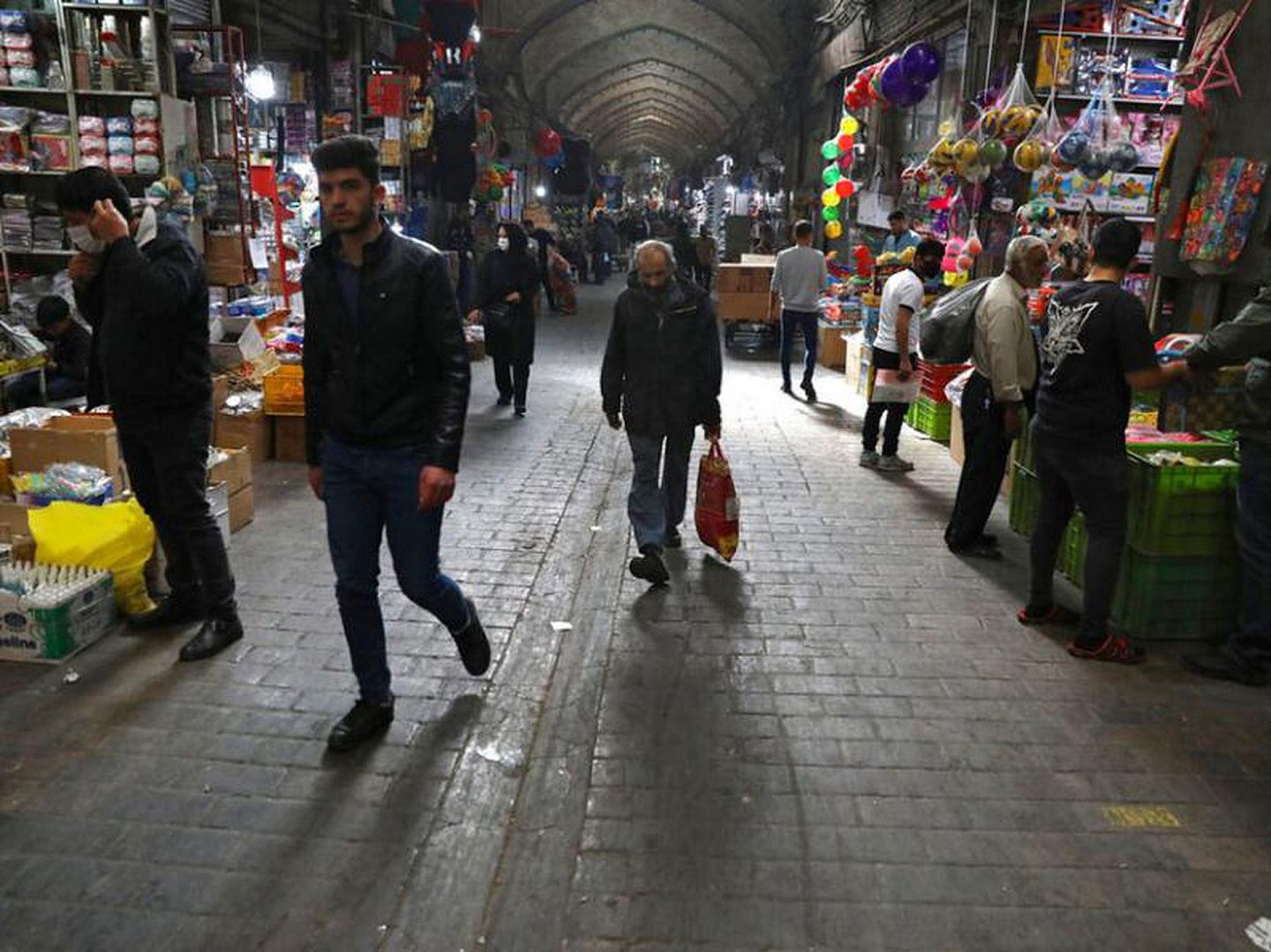 2020年11月8日，伊朗人民从德黑兰大巴扎街上走过。伊朗人对拜登当选美国第46任总统表示欢迎，认为这为他们这个已经遭受历史上最严厉制裁的国家带来了希望。（AP）