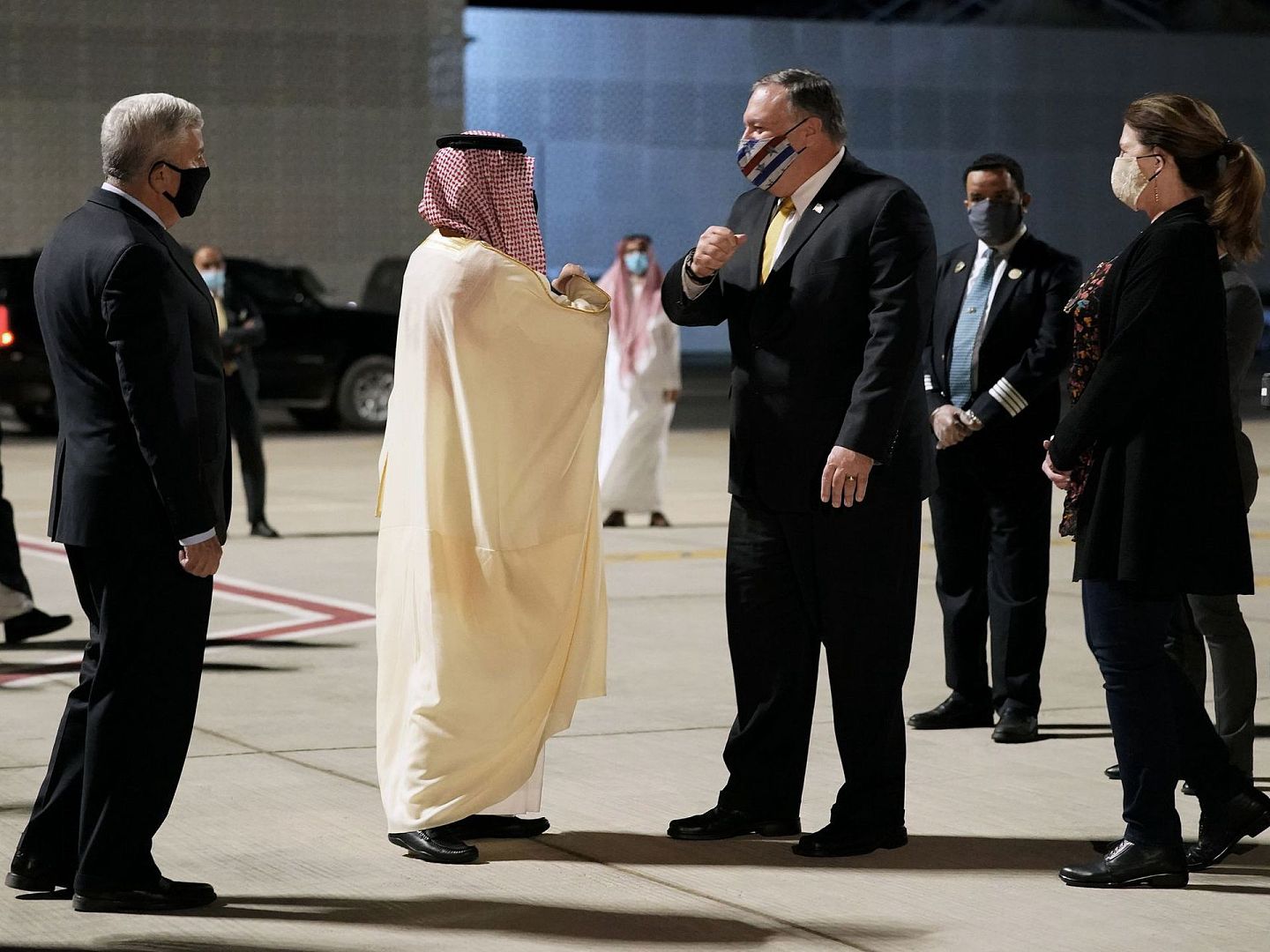 2020年11月22日，蓬佩奥（左三）抵达沙特阿拉伯，开始访问活动。（AP）