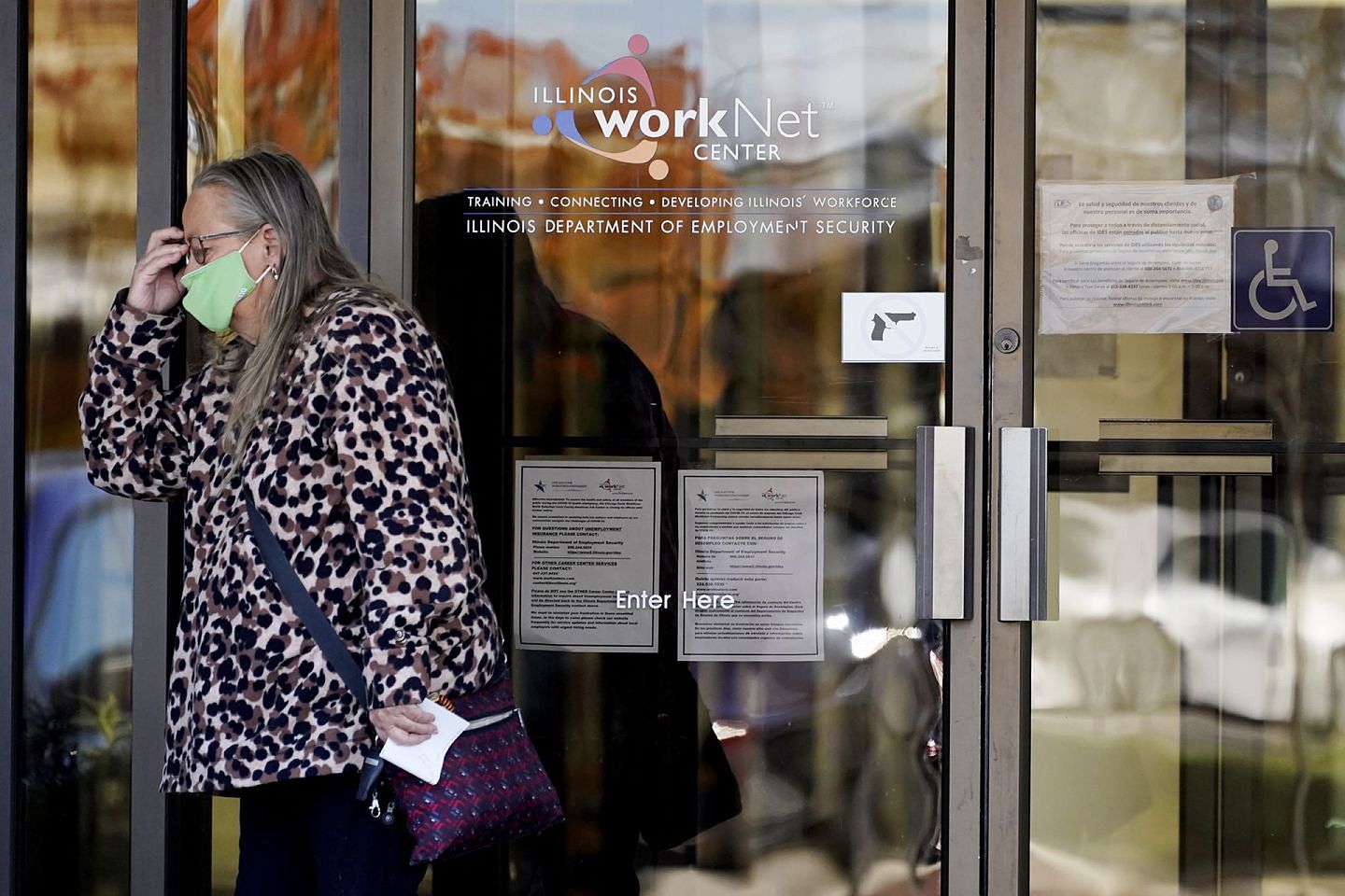 美国领取失业救济金的人数回升至74.2万人，图为伊利诺伊州一位妇女11月从求职中心内走出。（美联社）