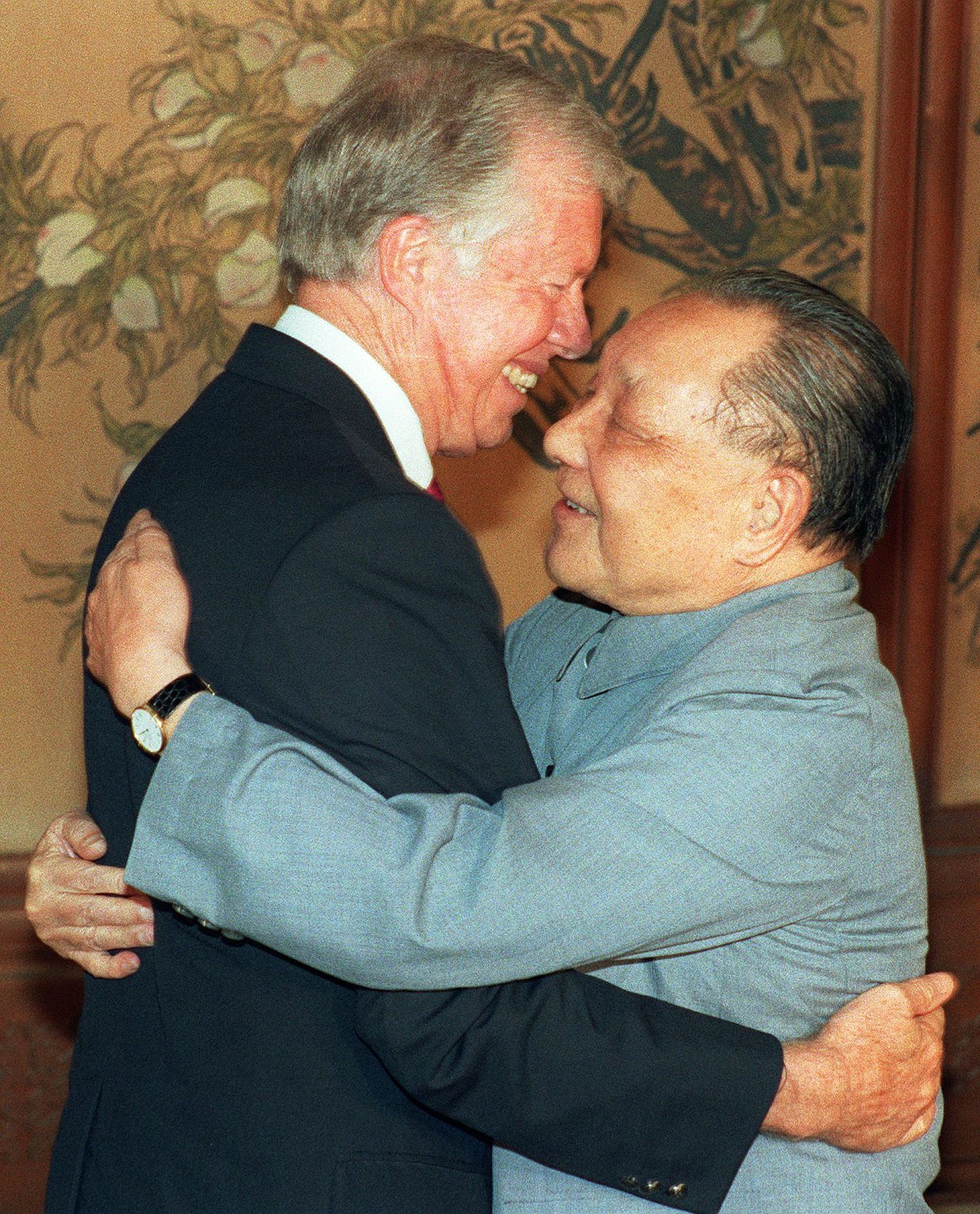 1987年6月29日，邓小平（右）在北京会见美国前总统卡特时说，中国要继续改革开放。（法新社）